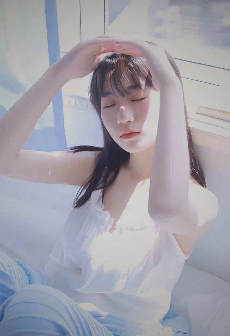 香蕉视频平台播放赛博朋克风格电影的画面，展现霓虹灯下的未来城市街景