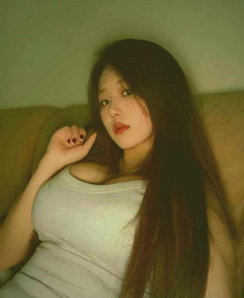 一位角色在昏暗光线中审视线索板的特写，板上贴满照片和便签，红线交错