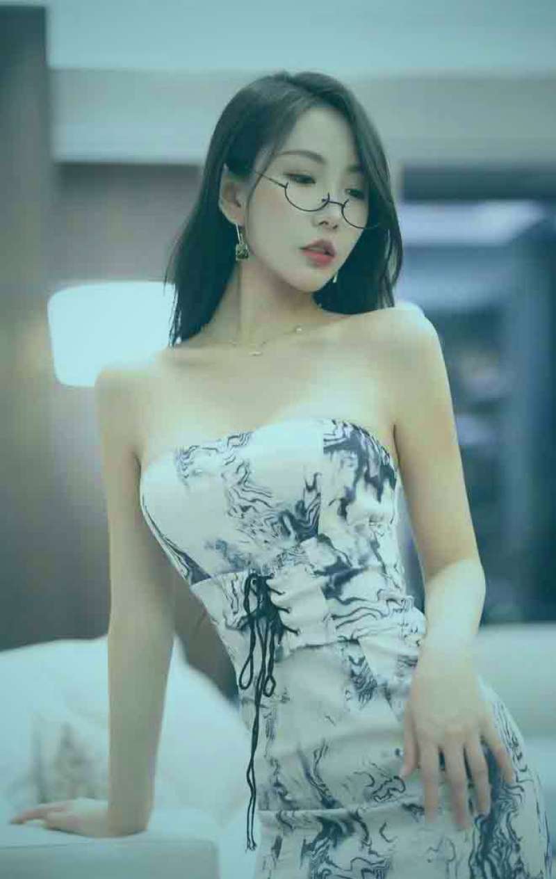 综艺节目录制现场，多个机位对准舞台，工作人员在认真工作