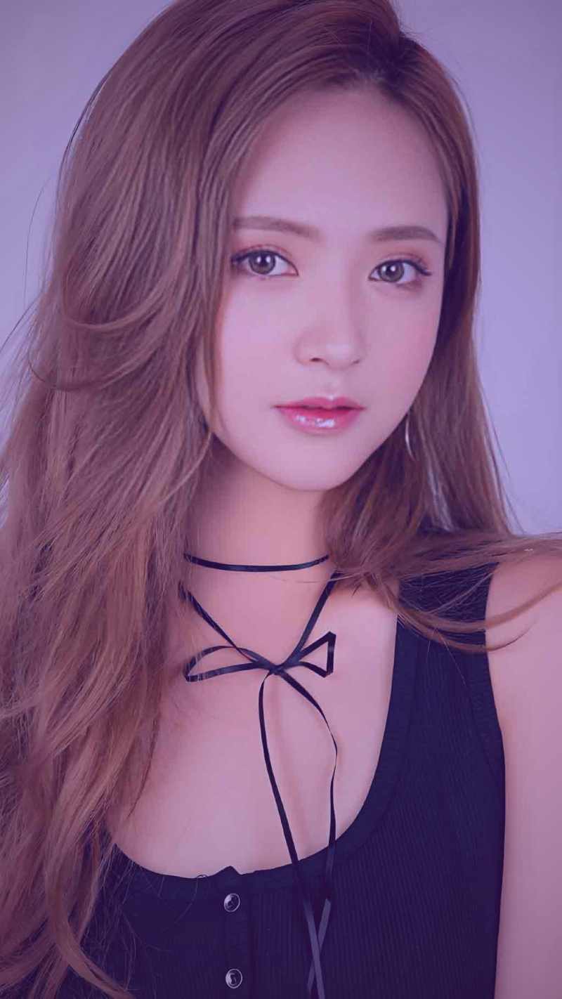 香蕉视频互动综艺演播室现场，主持人与嘉宾围绕大屏幕进行互动环节