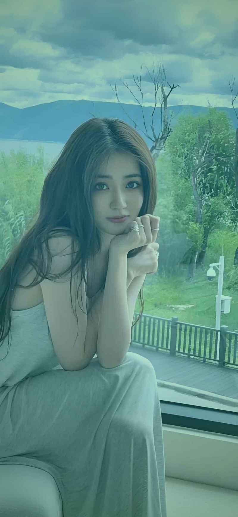 香蕉视频推理综艺《谜宫》剧照：参与者在布满线索的密室中分析证据