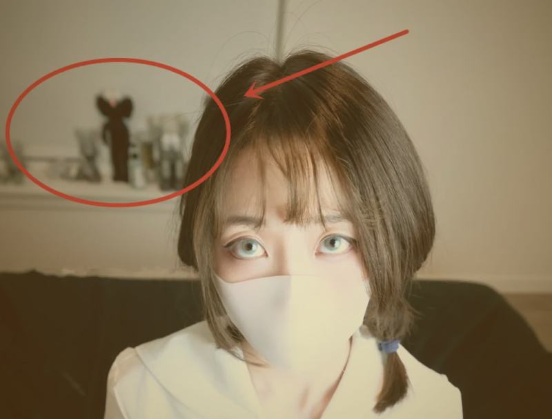 某悬疑短剧拍摄现场工作照，展示导演监视器与灯光布置
