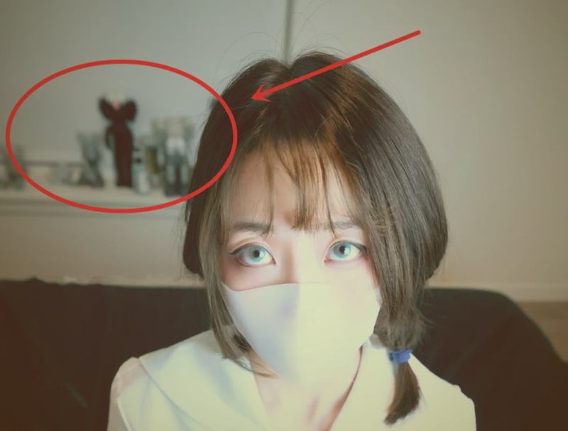 高清特写镜头下，一份泛黄的古籍手稿被小心翼翼地翻开，旁边放着现代学者的研究笔记和放大镜