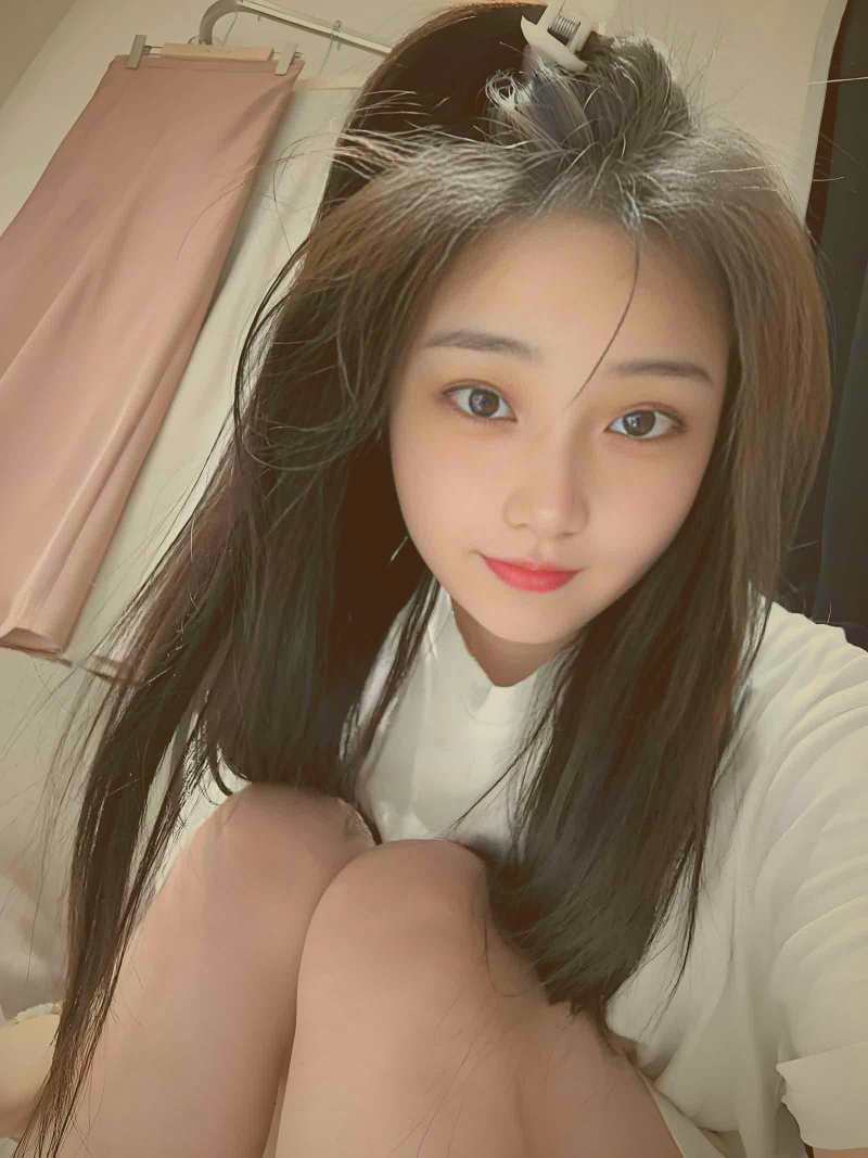 亲子综艺中父母与孩子共同完成任务的温馨画面