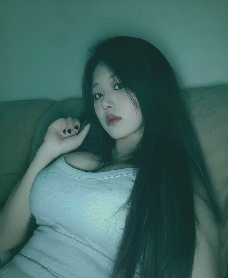 古装剧中的朝堂场景，官员身着官服，背景是金碧辉煌的宫殿
