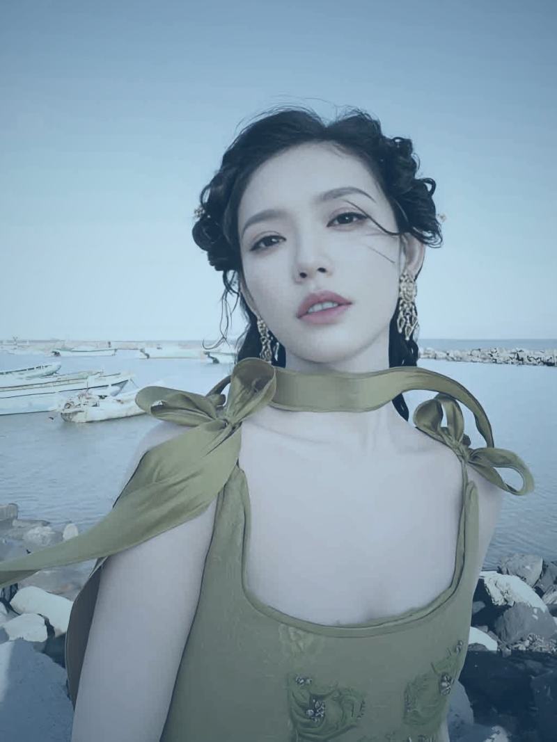悬疑短剧中的推理场景，角色在昏暗灯光下分析线索