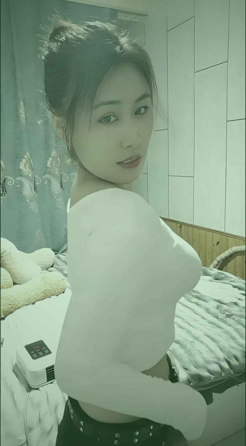 短剧中的反转场景，角色表情从震惊转为释然