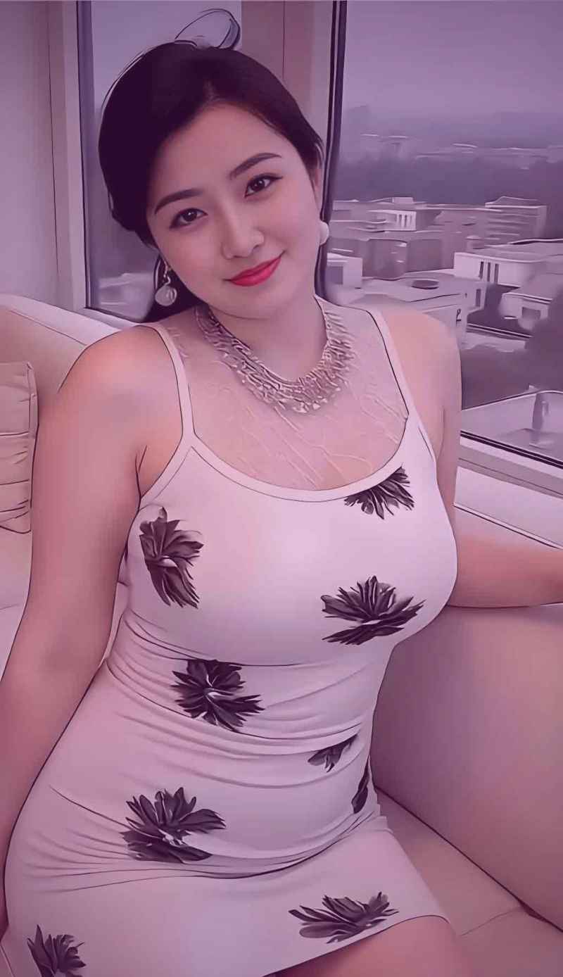 经典爱情电影中男女主角深情对视的温馨画面