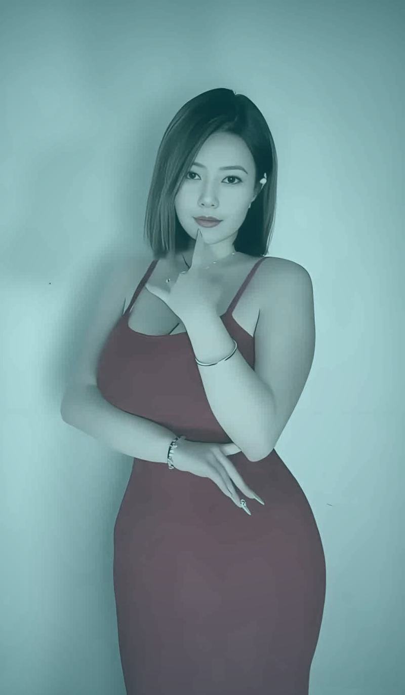 甜宠短剧男女主角在咖啡厅甜蜜对视的场景