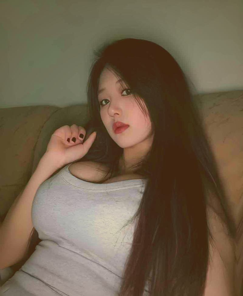 古装甜宠短剧中男女主角在花园中赏花的场景