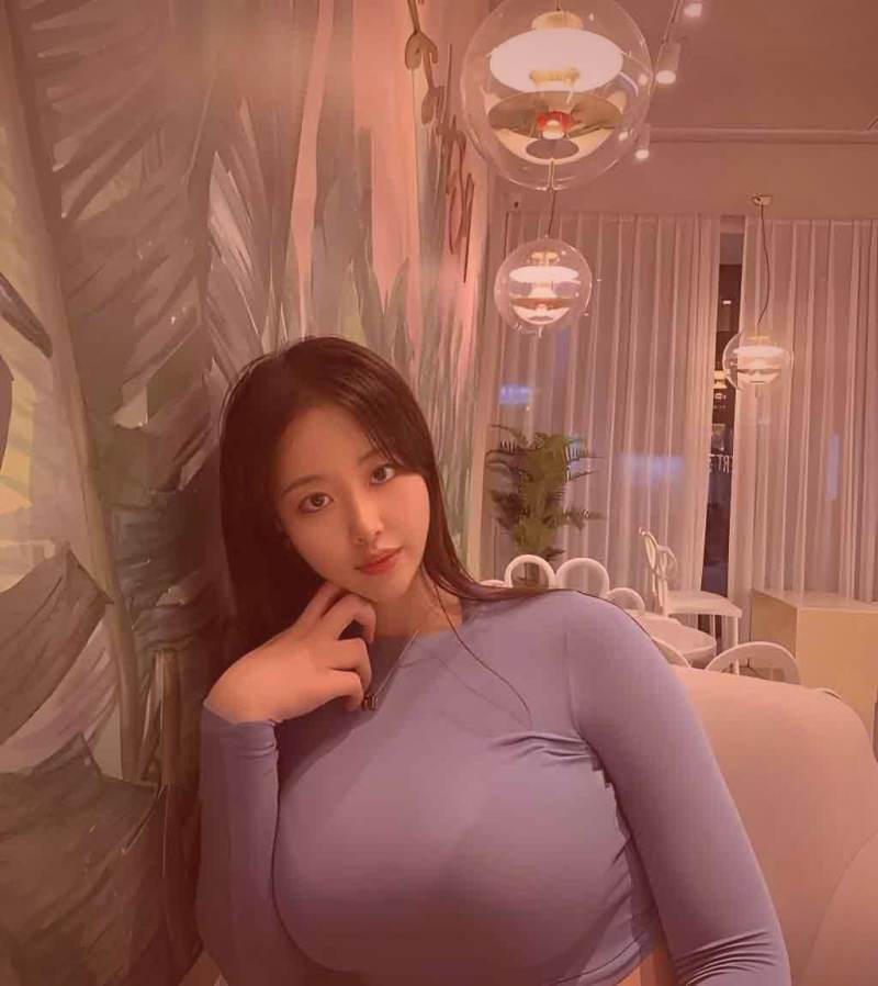 冷门艺术电影中的极简构图与光影对比，营造出深邃的视觉氛围