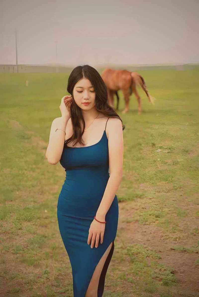 甜宠短剧男女主角互动场景，展现高甜CP感与温馨氛围